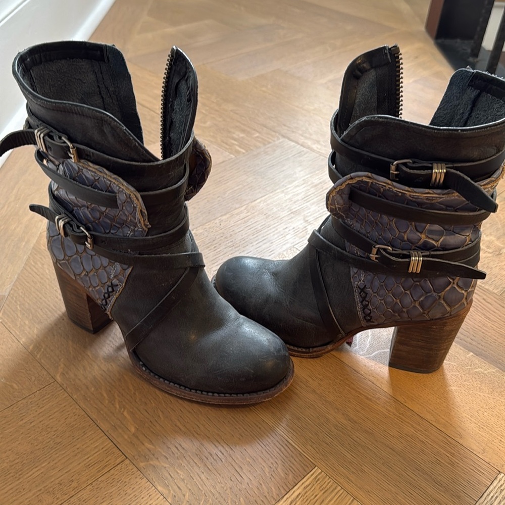 Freebird Baker in Navy croco, size 7